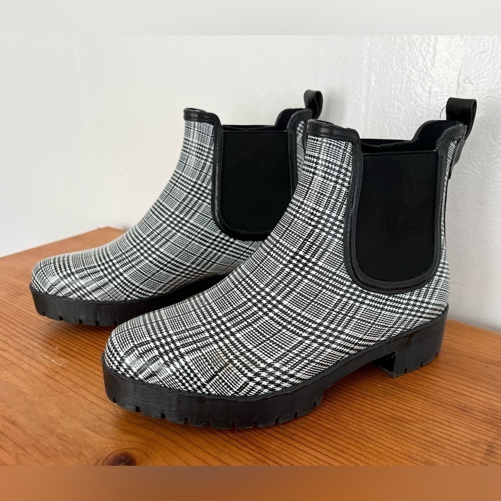 NWOT Jeffrey Campbell Cloudy Chelsea
Platform Lug Sole Rain Boots Black